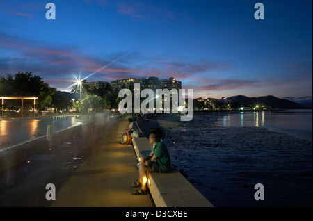 Cairns, Australien, The Big Splash und die Esplanade in der Nacht Stockfoto