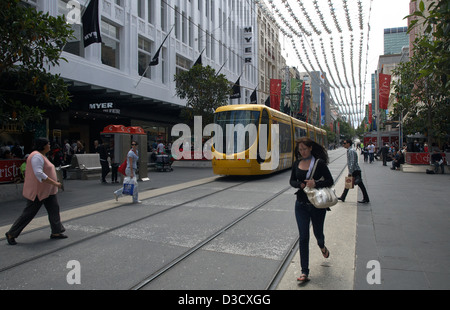 Melbourne, Australien, eine Straßenbahn in der Bourke Street Stockfoto