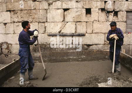 Kroatische Bauherren Vorbereitung Zement-Mischung in eine Baustelle in der Altstadt von Split-Kroatien Stockfoto