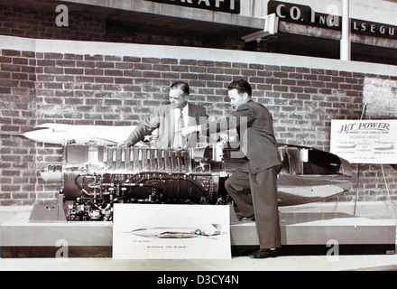 Die Douglas D-558-2 war ein Versuchsflugzeug, das in den 1940er Jahren von der US Navy eingesetzt wurde, um Hochgeschwindigkeitsflüge und Überschalltechnologie zu testen Die Rakete wurde für den Raketenflug entwickelt und war ein bedeutender Schritt in der Entwicklung von Jet-Antrieb und Überschallflugzeugen. Sie trug zur Weiterentwicklung der Luft- und Raumfahrttechnologie bei und ist ein wichtiger Bestandteil der Charles M. Daniels Collection. Stockfoto