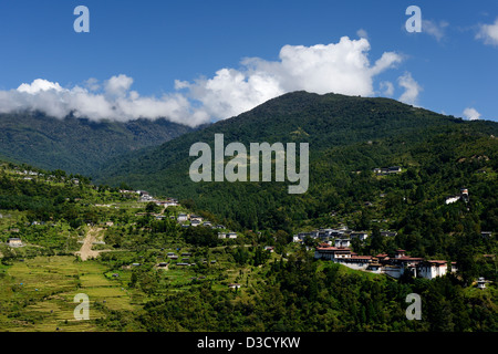 Trongsa Dzong, 1644, 2180m hoch über Mangde Chuu Fluss, herrliche Landschaft Aussicht auf Berge, Reihenhaus Ackerland, 36MPX, HI-RES Stockfoto