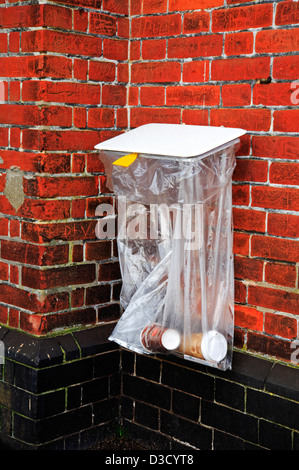 Eine Tasche, Kunststoff Mülleimer am Bahnhof Bahnsteig am Acle, Norfolk, England, Vereinigtes Königreich. Stockfoto