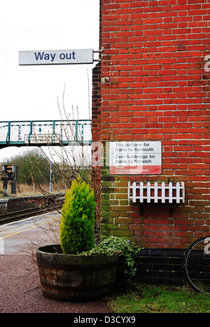 Passagier Hinweisschilder auf der Plattform Acle Railway Station, Norfolk, England, Vereinigtes Königreich. Stockfoto