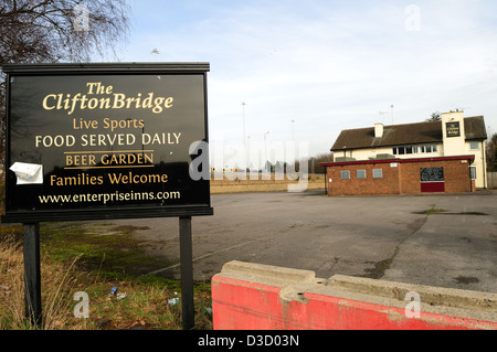 Verfallene Gaststätte, die Clifton Bridge Nottingham England. Stockfoto