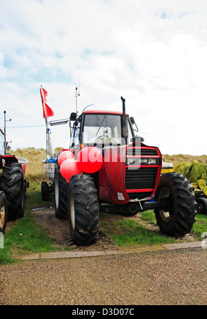 Ein Traktor, Boot und Bojen verwendet durch Küstenfischer an Caister-on-Sea, Norfolk, England, Vereinigtes Königreich. Stockfoto