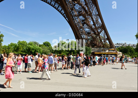 Touristen, die Schlange, um Eintrittskarten, Eiffelturm, Paris, Frankreich zu kaufen. Stockfoto