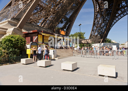 Touristen, die Schlange, um Eintrittskarten, Eiffelturm, Paris, Frankreich zu kaufen. Stockfoto