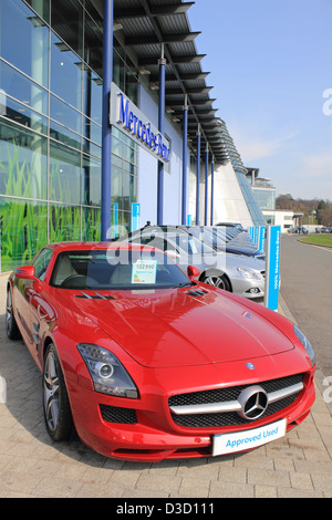 Mercedes-Benz-Welt, Brooklands, in der Nähe von Weybridge, Surrey, England, UK. Stockfoto