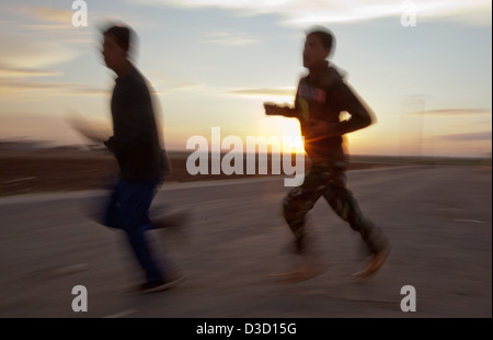 Kostenlose syrische Jugend Soldaten besuchen ein Trainingslager in Syrien. Ihr Alter reicht von 14 bis 18 und sie verbringen mehrere Wochen. Stockfoto