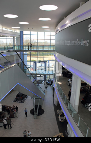 Mercedes-Benz-Welt, Brooklands, in der Nähe von Weybridge, Surrey, England, UK. Stockfoto