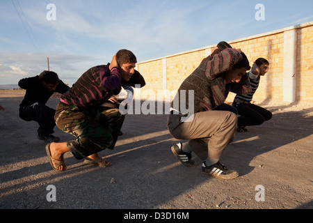 Kostenlose syrische Jugend Soldaten besuchen ein Trainingslager in Syrien. Ihr Alter reicht von 14 bis 18 und sie verbringen mehrere Wochen. Stockfoto