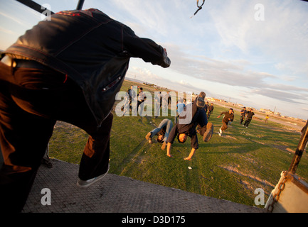 Kostenlose syrische Jugend Soldaten besuchen ein Trainingslager in Syrien. Ihr Alter reicht von 14 bis 18 und sie verbringen mehrere Wochen. Stockfoto