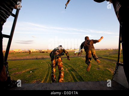 Kostenlose syrische Jugend Soldaten besuchen ein Trainingslager in Syrien. Ihr Alter reicht von 14 bis 18 und sie verbringen mehrere Wochen. Stockfoto