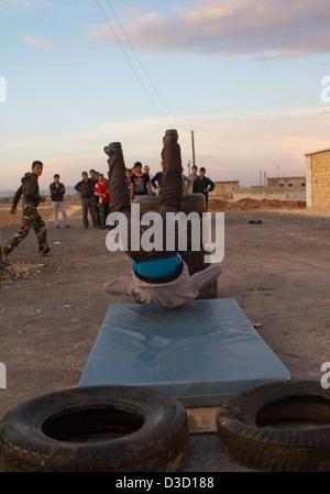 Kostenlose syrische Jugend Soldaten besuchen ein Trainingslager in Syrien. Ihr Alter reicht von 14 bis 18 und sie verbringen mehrere Wochen. Stockfoto