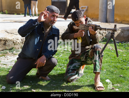 Kostenlose syrische Jugend Soldaten besuchen ein Trainingslager in Syrien. Ihr Alter reicht von 14 bis 18 und sie verbringen mehrere Wochen. Stockfoto