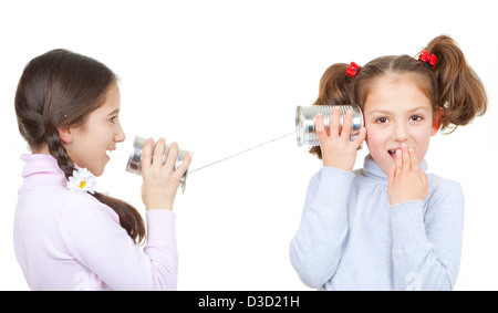 Kinder spielen mit Dose und Zeichenfolge Telefon als Kommunikations-Konzept Stockfoto