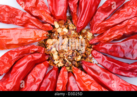 Capsicum Annum "Superchili". Getrocknete Chilis und Chiliflocken auf einem weißen Hintergrund. Stockfoto