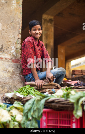 Junge, Verkauf von Gemüse auf einem Markt, Varanasi, Indien Stockfoto