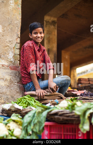 Junge, Verkauf von Gemüse auf einem Markt, Varanasi, Indien Stockfoto