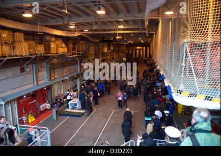 Liverpool, Vereinigtes Königreich. 16. Februar 2013. In der Flugzeug-Hangar in HMS Illustrious öffentlichen letzten Hubschrauberträger der Royal Navy HMS Illustrious für die Öffentlichkeit geöffnet bei ihrem letzten Besuch in Liverpool. Die 22 000 Tonne Schiff, bekannt als "Herzhaft" an Liverpools Kreuzfahrt terminal und geöffneten Türen für Tausende von Menschen, die in die Warteschlange gestellt hatte angedockt, um an Bord zu holen. Wir danken Sie David Colbran. Stockfoto