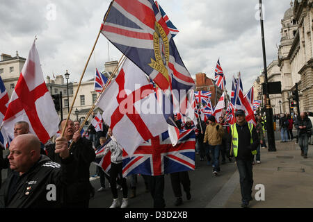 London, UK. Samstag, 16. Februar 2013. Ulster Loyalists marschieren entlang Whitehall, Unterstützung zu zeigen, denn die Union Credit Flag: Mario Mitsis / Alamy Live News Stockfoto