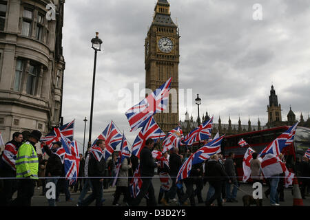 London, UK. Samstag, 16. Februar 2013. Ulster Loyalists marschieren vorbei Parlament um Unterstützung zu zeigen, denn die Union Credit Flag: Mario Mitsis / Alamy Live News Stockfoto