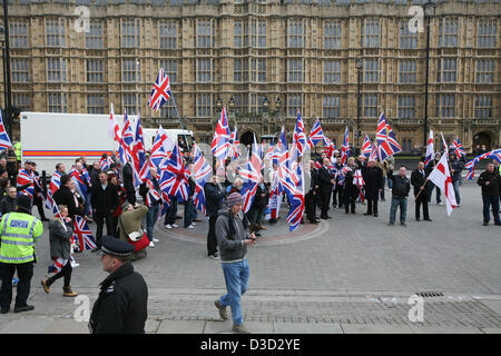 London, UK. Samstag, 16. Februar 2013. Ulster Loyalists marschieren vorbei Parlament um Unterstützung zu zeigen, denn die Union Credit Flag: Mario Mitsis / Alamy Live News Stockfoto