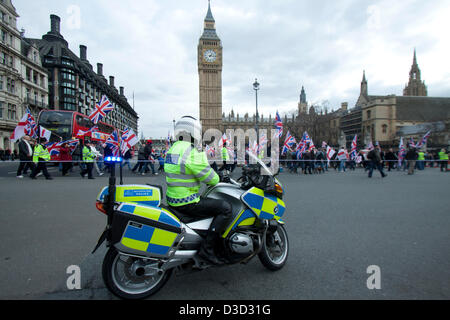 London UK. 16. Februar 2013.  Demonstranten inszenieren einen Marsch in London, organisiert von der südöstlichen Allianz mit engen Verbindungen zu den English Defence League zur Unterstützung der Unionisten Flagge Kontroverse der Union Jack Flagge über der Belfast City Hall. Kredit Amer Ghazzal/Alamy Live-Nachrichten Stockfoto