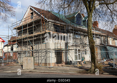 Haus in einem Vorort Einstellung mit Gerüsten durch eine wesentliche Erweiterung gebaut, Cardiff, Wales, UK Stockfoto