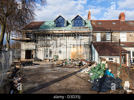 Haus in einem Vorort Einstellung mit Gerüsten durch eine wesentliche Erweiterung gebaut, Cardiff, Wales, UK Stockfoto