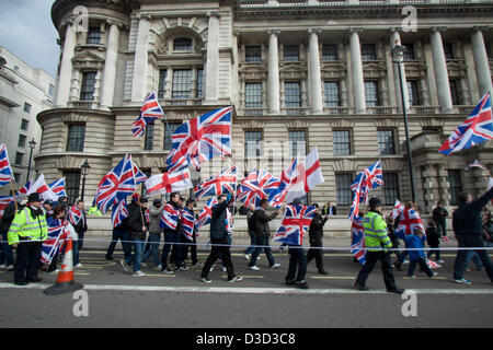 London UK. 16. Februar 2013.  Demonstranten inszenieren einen Marsch in London, organisiert von der südöstlichen Allianz mit engen Verbindungen zu den English Defence League zur Unterstützung der Unionisten Flagge Kontroverse der Union Jack Flagge über der Belfast City Hall. Kredit Amer Ghazzal/Alamy Live-Nachrichten Stockfoto