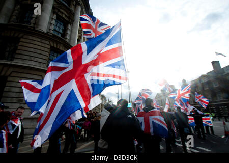 London UK. 16. Februar 2013.  Demonstranten inszenieren einen Marsch in London, organisiert von der südöstlichen Allianz mit engen Verbindungen zu den English Defence League zur Unterstützung der Unionisten Flagge Kontroverse der Union Jack Flagge über der Belfast City Hall. Kredit Amer Ghazzal/Alamy Live-Nachrichten Stockfoto