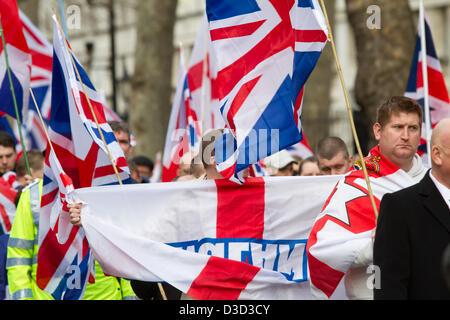 London UK. 16. Februar 2013.  Demonstranten inszenieren einen Marsch in London, organisiert von der südöstlichen Allianz mit engen Verbindungen zu den English Defence League zur Unterstützung der Unionisten Flagge Kontroverse der Union Jack Flagge über der Belfast City Hall. Kredit Amer Ghazzal/Alamy Live-Nachrichten Stockfoto