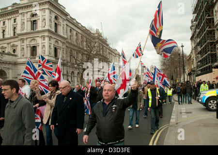 London, UK. Samstag, 16. Februar 2013. Loyalist Flagge oder 'Fleg' Demonstranten aus Nordirland begleite verschiedene rechtsextreme nationalistische Gruppen vom Festland UK sie durch Whitehall zu marschieren. Bildnachweis: Pete Maclaine/Alamy Live-Nachrichten Stockfoto