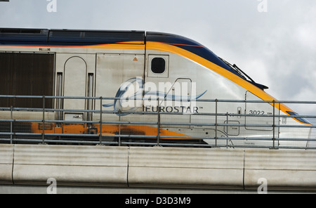 Nahaufnahme von Eurostar Zug Frontmotor, Reisen durch die Landschaft Essex UK Stockfoto