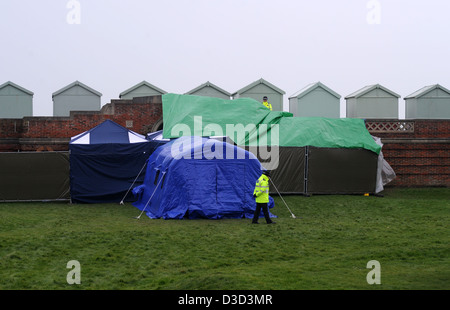 Polizeibeamten am Tatort eines Mordes an Hove Strandpromenade ein Obdachloser Fundort erschlagen Sussex UK Stockfoto
