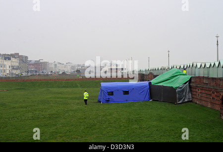 Polizeibeamten am Tatort eines Mordes an Hove Strandpromenade ein Obdachloser Fundort erschlagen Sussex UK Stockfoto