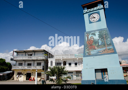 Belize, Toledo District, Punta Gorda. Central Park der Innenstadt mit tropischer Schmetterling gemalt Wandbild am Uhrturm. Stockfoto