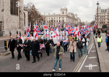 London, UK. Samstag, 16. Februar 2013. Loyalist Flagge oder 'Fleg' Demonstranten aus Nordirland begleite verschiedene rechtsextreme nationalistische Gruppen vom Festland UK sie durch Whitehall zu marschieren. Bildnachweis: Pete Maclaine/Alamy Live-Nachrichten Stockfoto