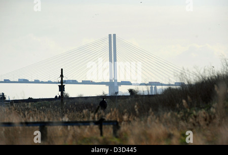 Queen Elizabeth Brücke aus Rainham Sümpfe RSPB Nature Reserve durch den Fluss Themse Essex UK Stockfoto