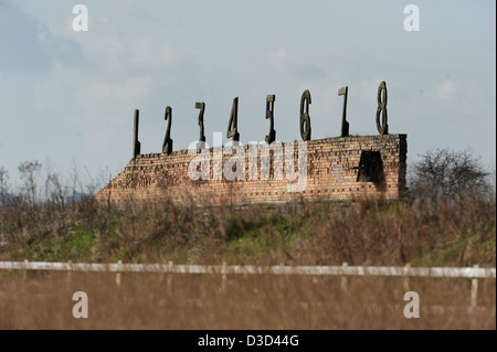 DAS ALTE Verteidigungsministerium zielt auf das Rainham Marshes RSPB Nature Reserve an der Themse Essex UK Stockfoto