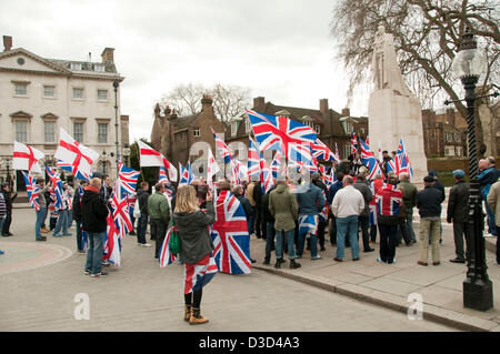 London, UK. Samstag, 16. Februar 2013. Loyalist Flagge oder 'Fleg' Demonstranten aus Nordirland begleite verschiedene rechtsextreme nationalistische Gruppen vom Festland UK sie durch Whitehall zu marschieren. Bildnachweis: Pete Maclaine/Alamy Live-Nachrichten Stockfoto