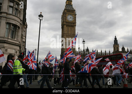 Ulster Loyalists marschieren entlang Whitehall, Unterstützung zu zeigen, denn die Union London, Vereinigtes Königreich, 16.02.2013 Kredit Flag: Mario Mitsis / Alamy Live News Stockfoto