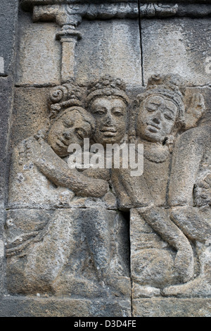 Modellierte buddhistische Figuren schmücken die Wände des buddhistischen Tempels in Borobudur auf Java, Indonesien Stockfoto