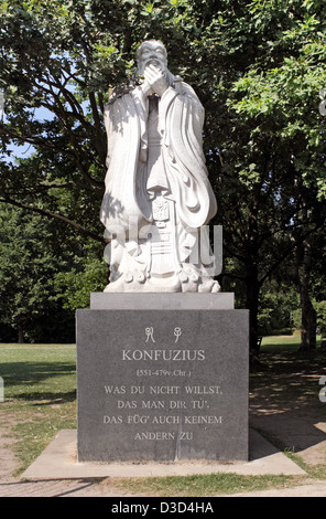 Berlin, Deutschland, Statue von Konfuzius im chinesischen Garten in den Erholungspark Marzahn Stockfoto