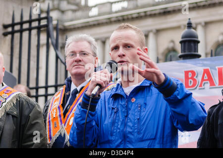 16. Februar 2013, Belfast, Nordirland, Vereinigtes Königreich. Jamie Bryson aus der Ulster Leute Forum befasst sich mit die Masse... Bildnachweis: Stephen Barnes/Alamy Live-Nachrichten Stockfoto