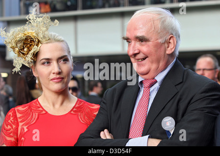 Hong Kong, China, Kate Winslet, Schauspielerin und Walter von Kaenel, Präsident von Longines Uhrmacher Stockfoto