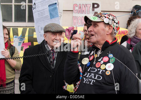 London UK. 16. Februar 2013.  Eine ältere Demonstrant spricht sich bei einem Protest von Brennstoff Armut Maßnahmen außerhalb des Department of Energy and Climate Change organisiert. Der Protest wurde aufgerufen, um auf das Problem der Energiearmut in Großbritannien in einer Zeit der Sparmaßnahmen aufmerksam zu machen. Viele Menschen auf niedrige Löhne oder wer auf Leistungen angewiesen sind jetzt nicht in der Lage, ihre Häuser zu heizen und haben die Wahl zwischen Heizung und Essen. Bildnachweis: Patricia Phillips/Alamy Live-Nachrichten Stockfoto