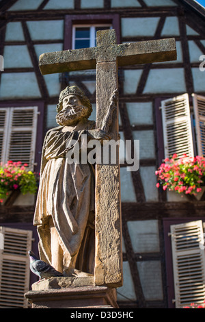 Statue an der Spitze des Brunnens vor der Kirche Sainte Croix, Kaysersberg, Frankreich Stockfoto