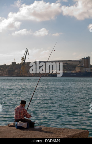 Valletta, Malta, ein Fischer an der Küste Stockfoto